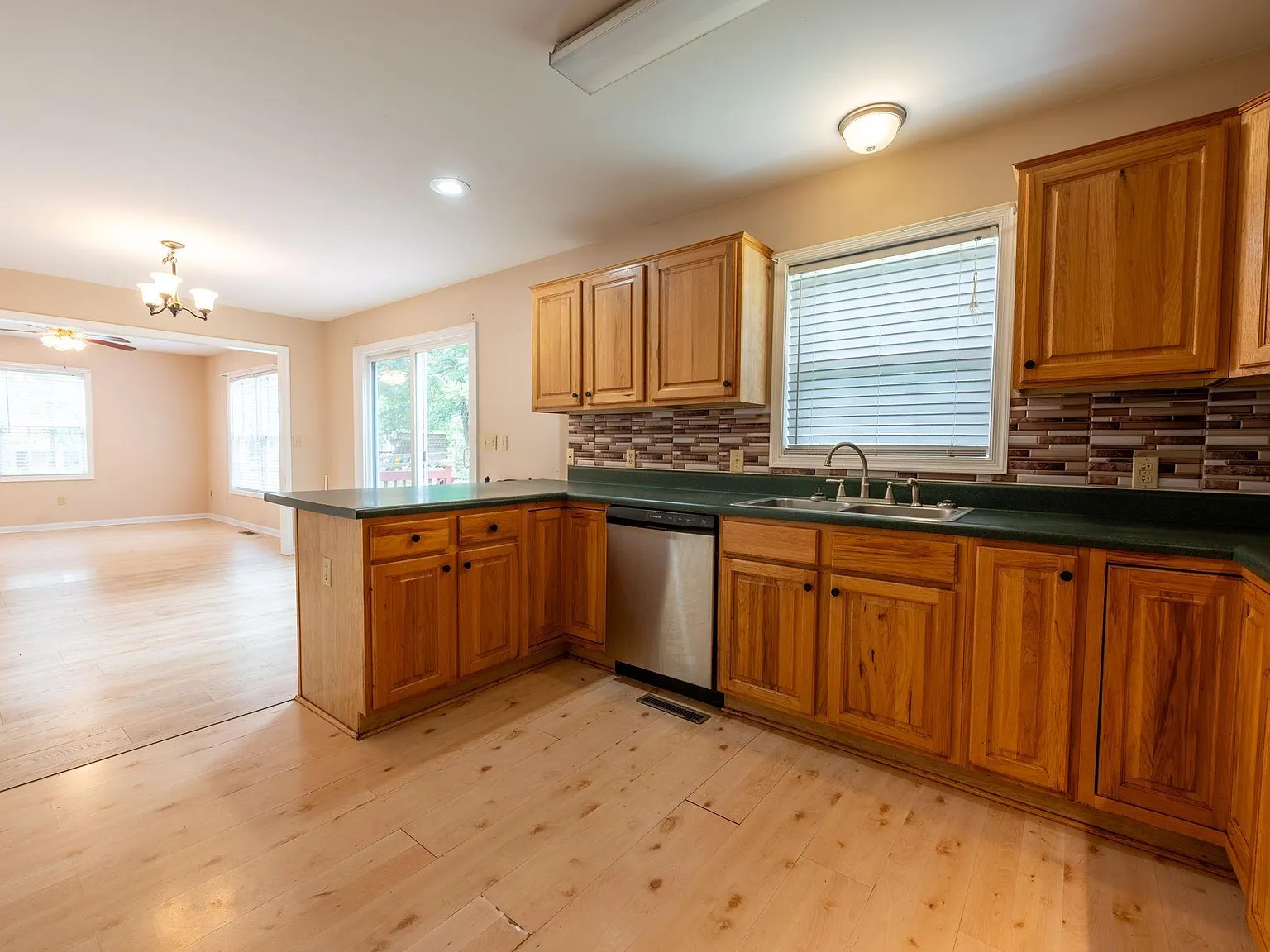 3 bed, 2.0 bath, 1808 sqft, $2,500 — Photo 4