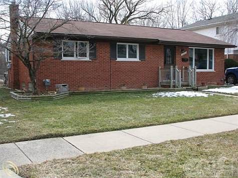 FRONT YARD 2.jpg