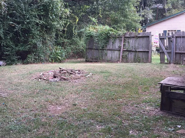 706 Blazier St — Photo 9