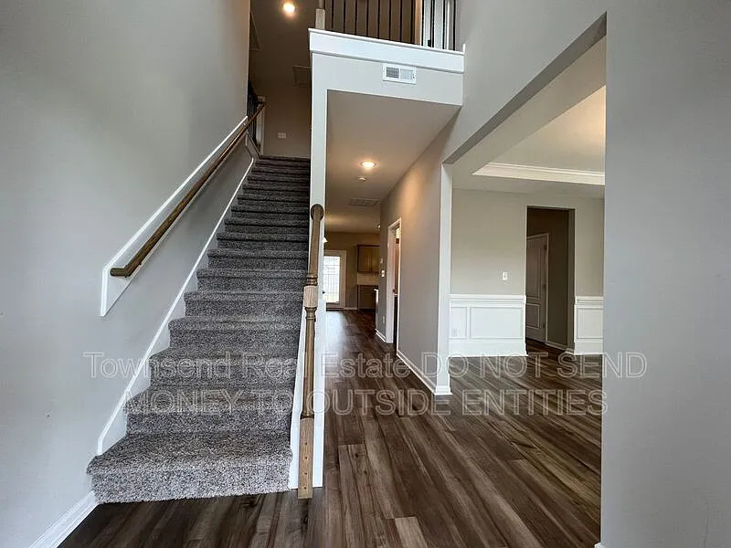 4 bed, 2.5 bath, 2654 sqft, $2,245 — Photo 2
