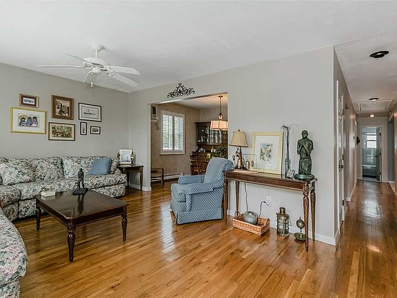 4th image of 7 Christine Ln