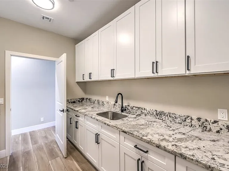 724 N Naples St — Photo 15