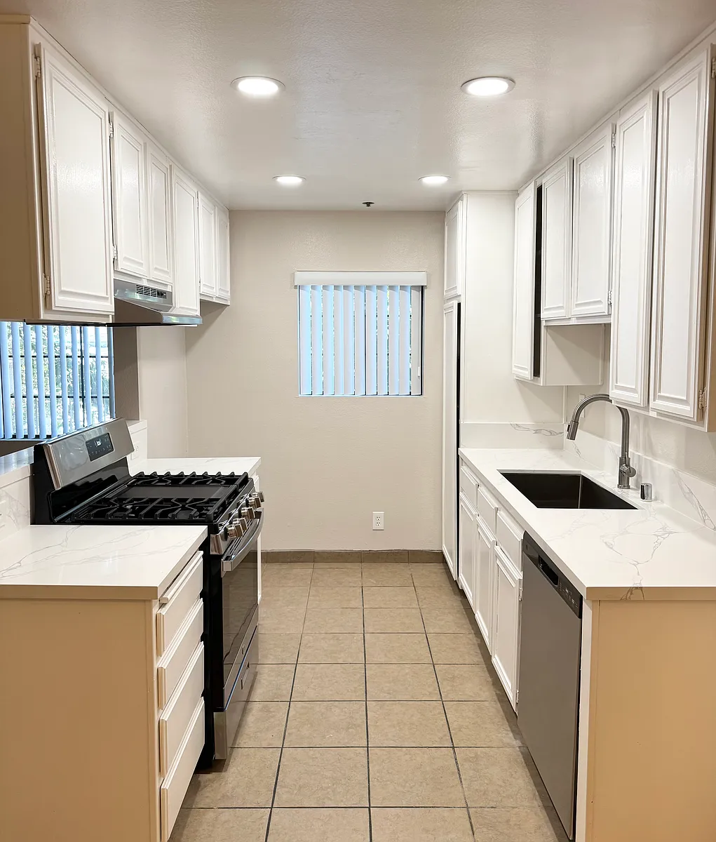Building Photo - 625 E Palm Ave #105