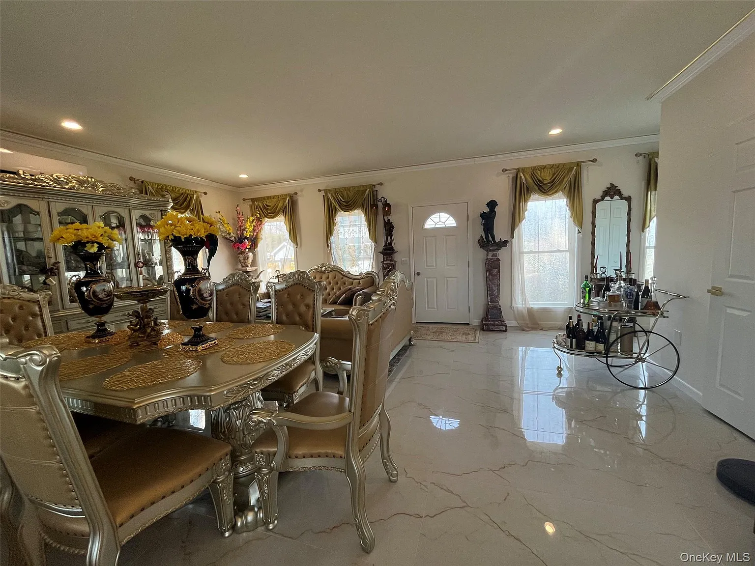 3 bed, 2.5 bath, 2100 sqft, $4,500 — Photo 2