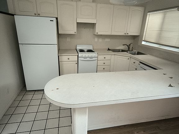 3rd image of 9015-17 Campo Rd #9015-B