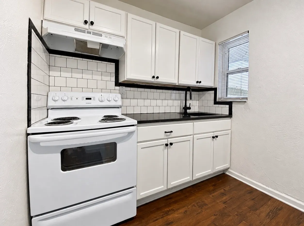 1714 N Lindsay Ave - 6 — Photo 2