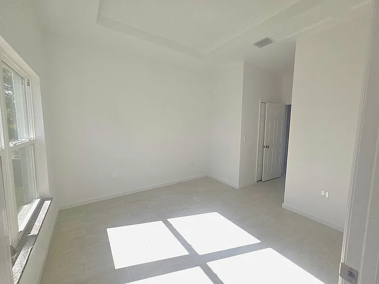 940 Sterling St E — Photo 17
