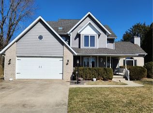 19 Country Club Ests, Sullivan, IL 61951