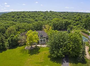 9960 Deerbrook Dr, Chanhassen, MN 55317