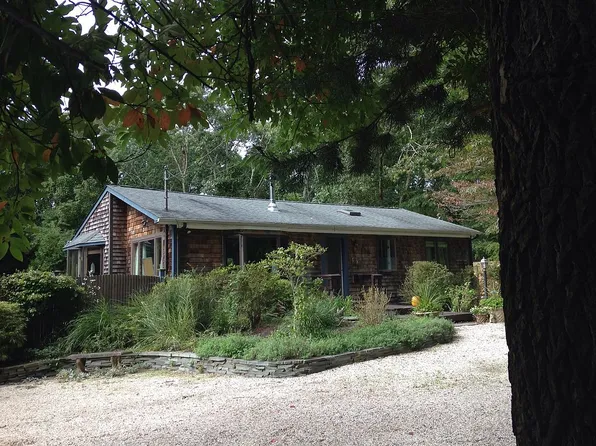 5 Bittersweet Ave, Hampton Bays, NY 11946