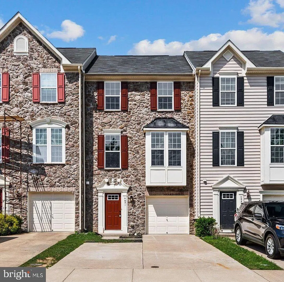 Beautiful Three Level Townhome For Rent — Photo 1
