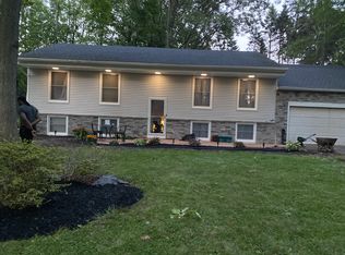 35 Bright Oaks Dr, Rochester, NY 14624