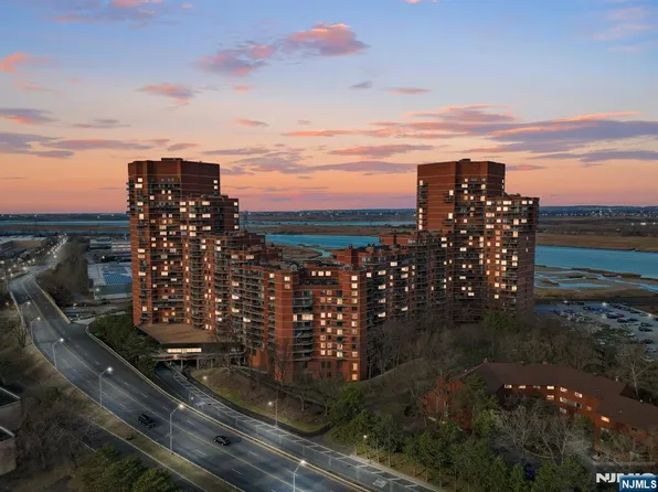 427 Harmon Cove Tower, Secaucus, NJ 07094