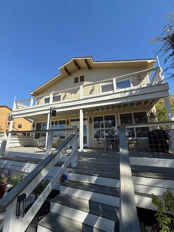 3 bed, 2.5 bath, 2944 sqft, $2,200 — Photo 1