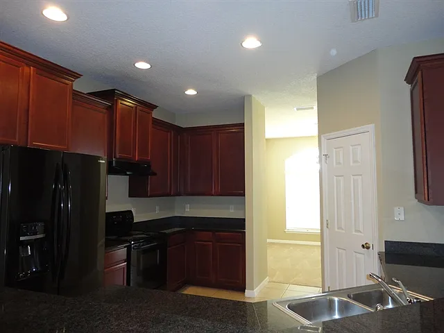 4 bed, 3.0 bath, 2381 sqft, $3,100 — Photo 3