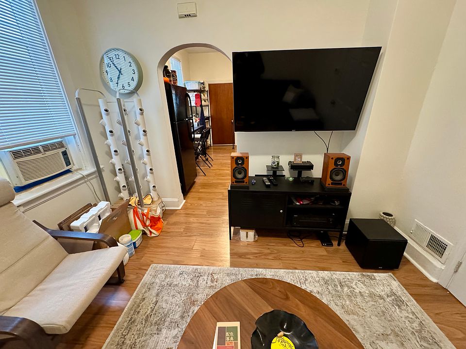 1st image of 910 N Paulina St APT 1R