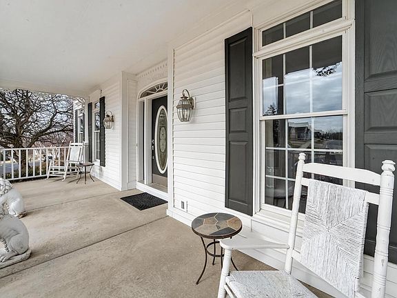 3rd image of 1614 Blue Ridge Trail