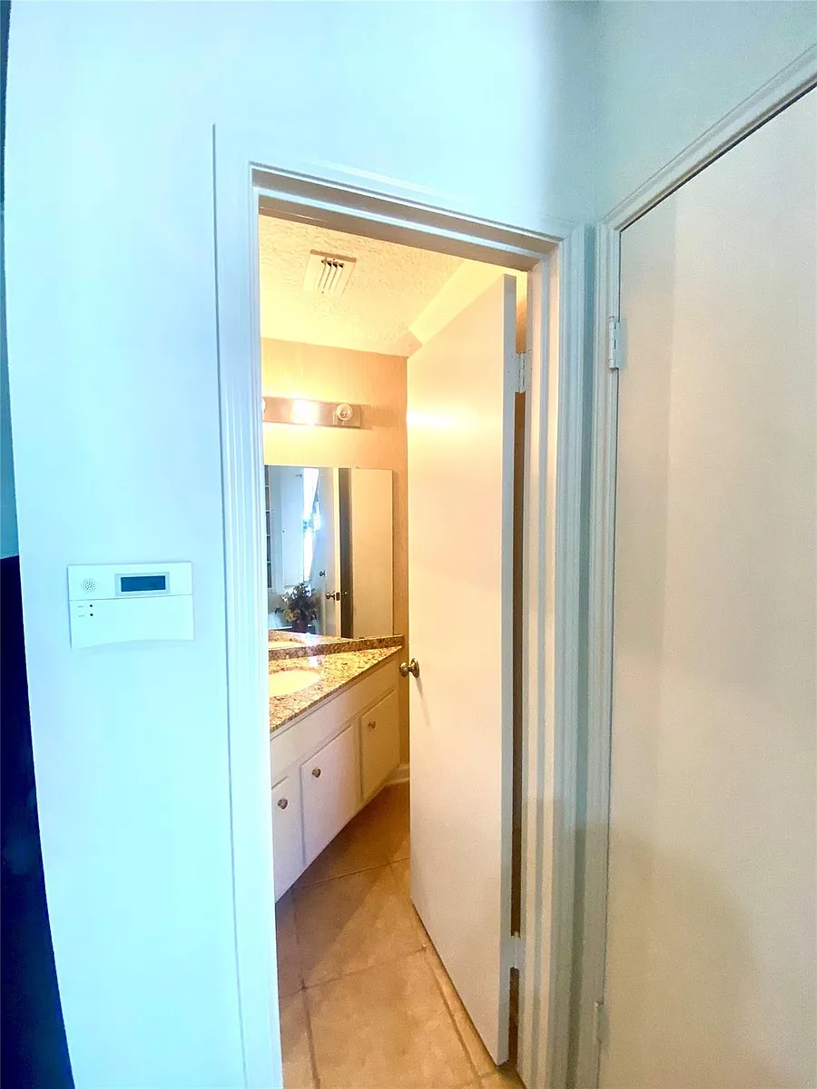 Building Photo - 7350 Kirby Dr #2