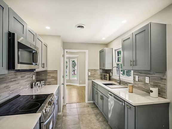 2nd image of 588 Castlegate Dr