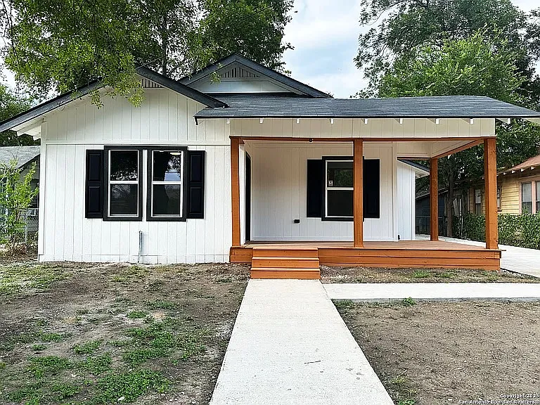 325 Robert E Lee St — Photo 6
