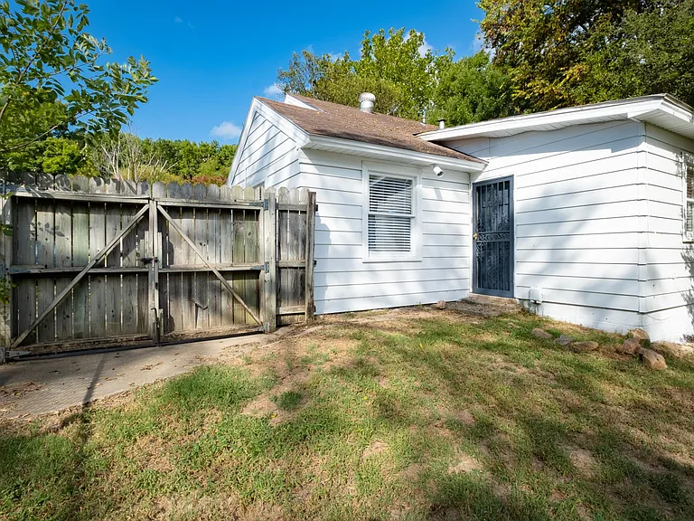 1808 Iris St — Photo 24