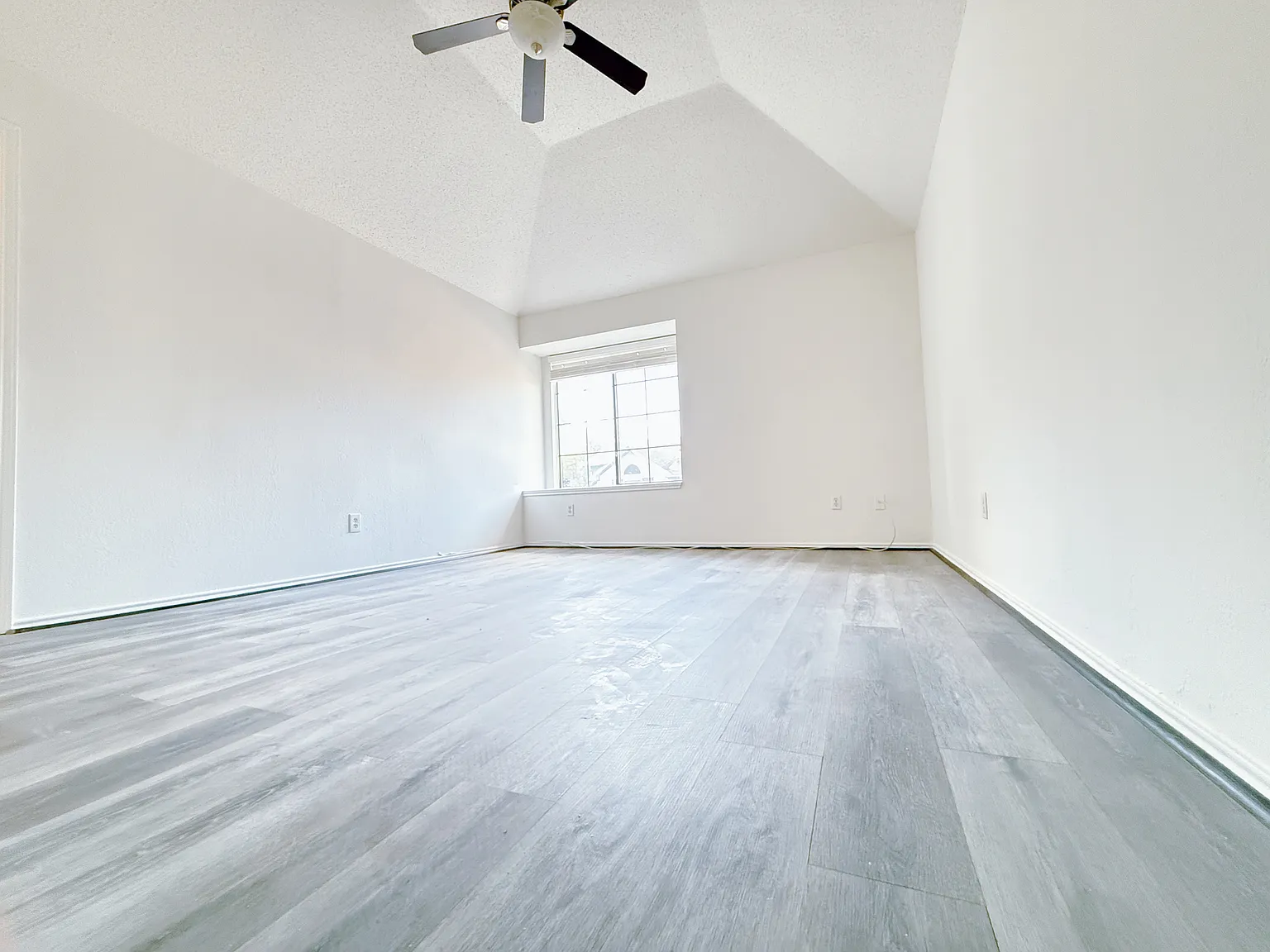 4 bed, 1905 sqft, $2,590 — Photo 4