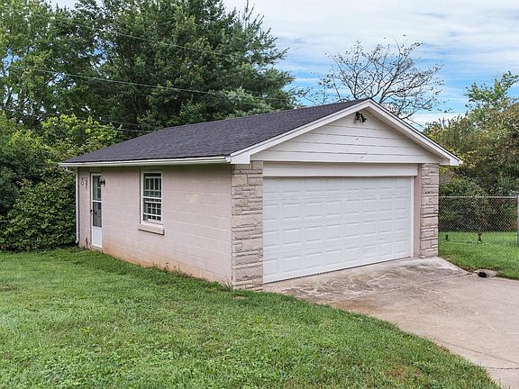 3rd image of 3212 Lansdowne Dr