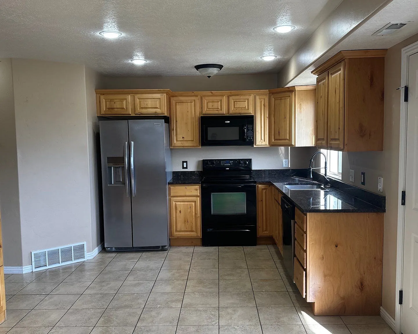 4 bed, 3.5 bath, 1735 sqft, $1,900 — Photo 4