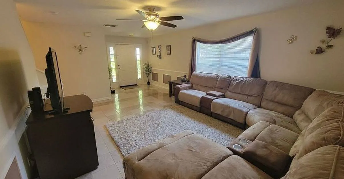 4 bed, 1514 sqft, $2,350 — Photo 2
