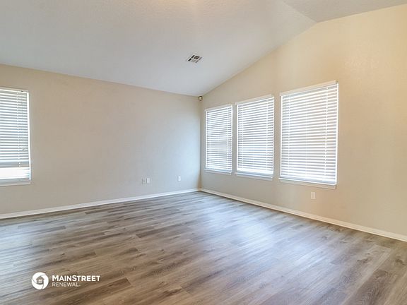 4th image of 1021 Edinburg Dr