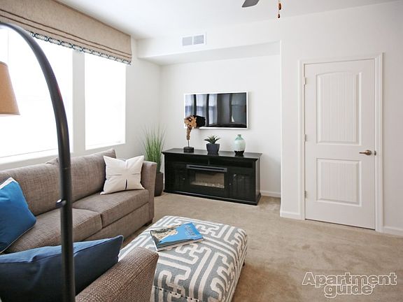 Reno, NV Edgewater at Virginia Lake apartments living room