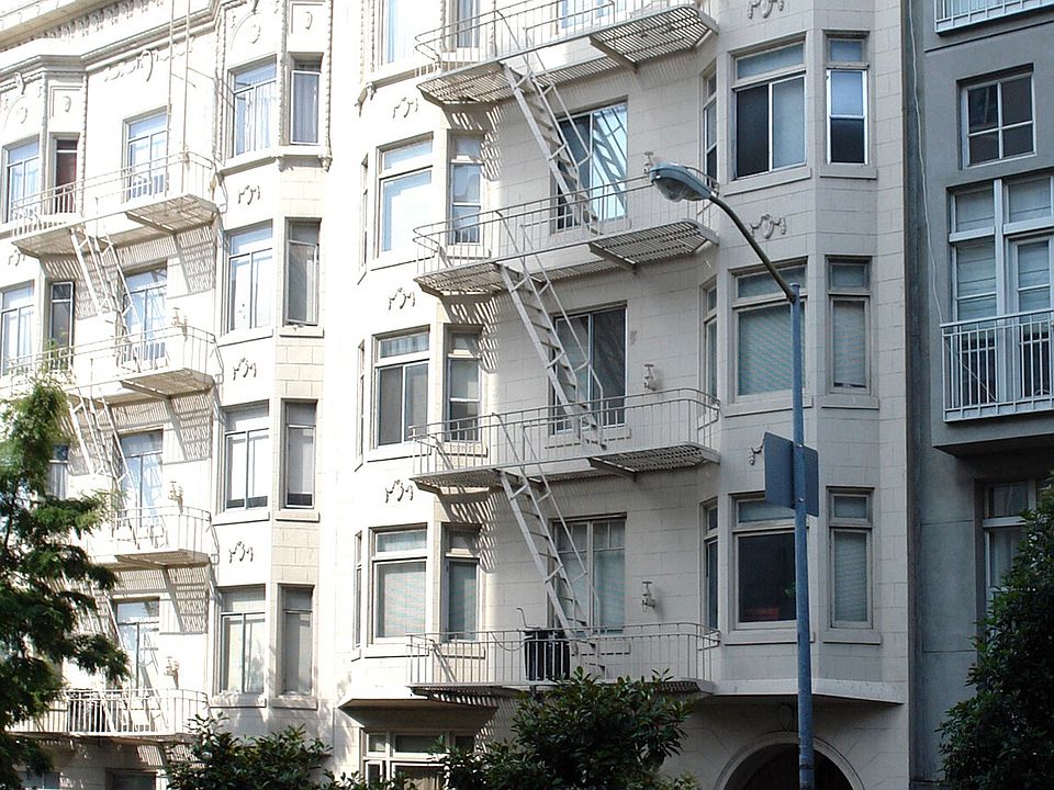 Side exterior view of the apartment building at 535 Leavenworth St, San Francisco, CA 94109, United States