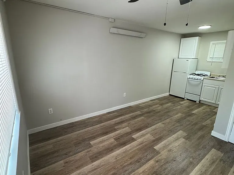 Creekside Apartments — Photo 8