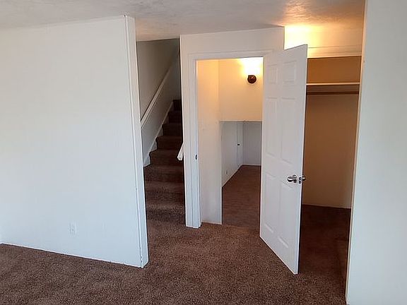 3rd image of 627 Orchard Dr W