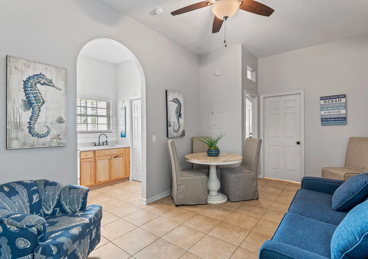 Live the Grayt life in this wonderful 2 bedroom cottage with fenced back yard! — Photo 3