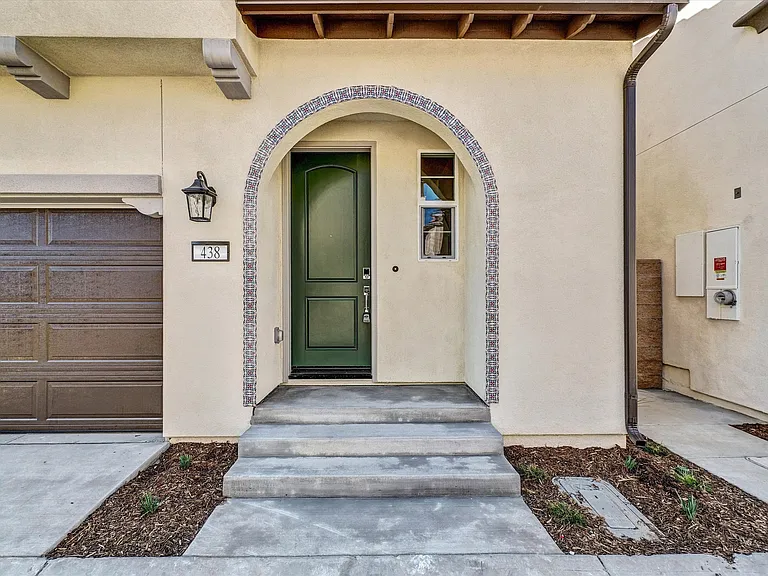 438 Meyer Pl — Photo 2