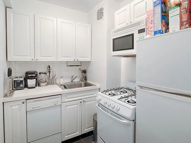 140 E 56th St #2G — Photo 3
