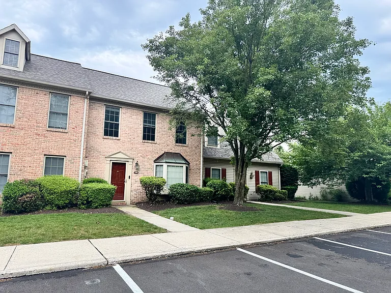 1282 Hunters Ridge Dr — Photo 2
