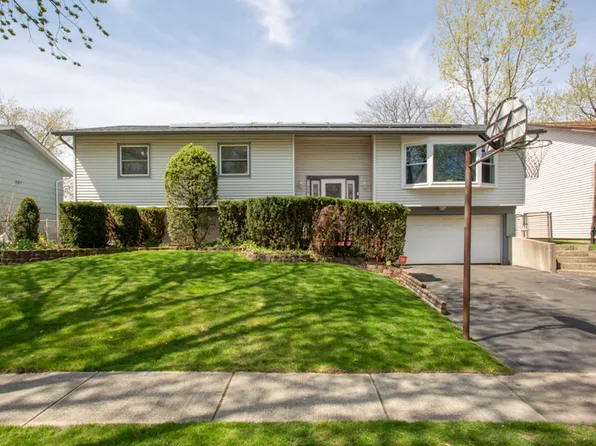 7048 Meadowbrook Ln, Hanover Park, IL 60133