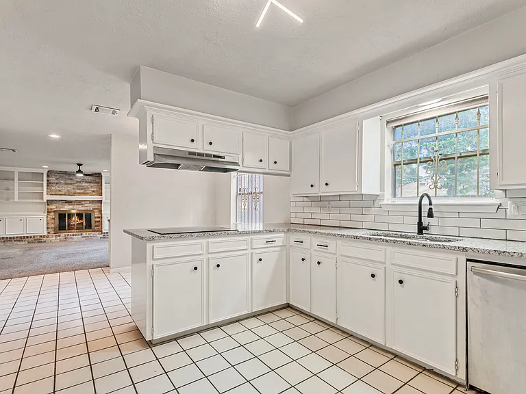 5715 Pinewood Springs Dr — Photo 12