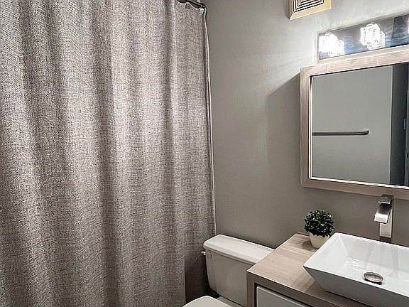 Full bathroom (b)