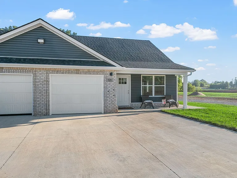 327 Wisteria Ln — Photo 1