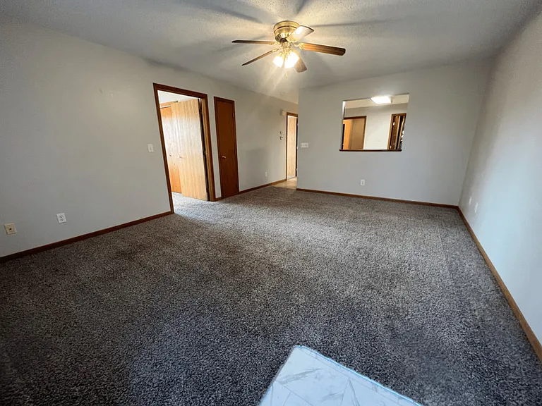 409 W Zeller St — Photo 3