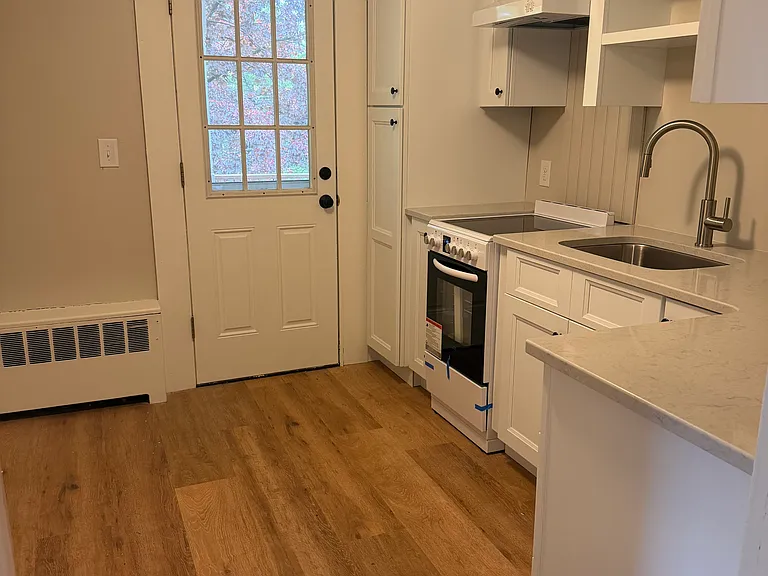 124 Huguenot St #201 — Photo 3