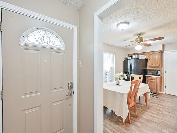 3rd image of 323 Linkview Dr