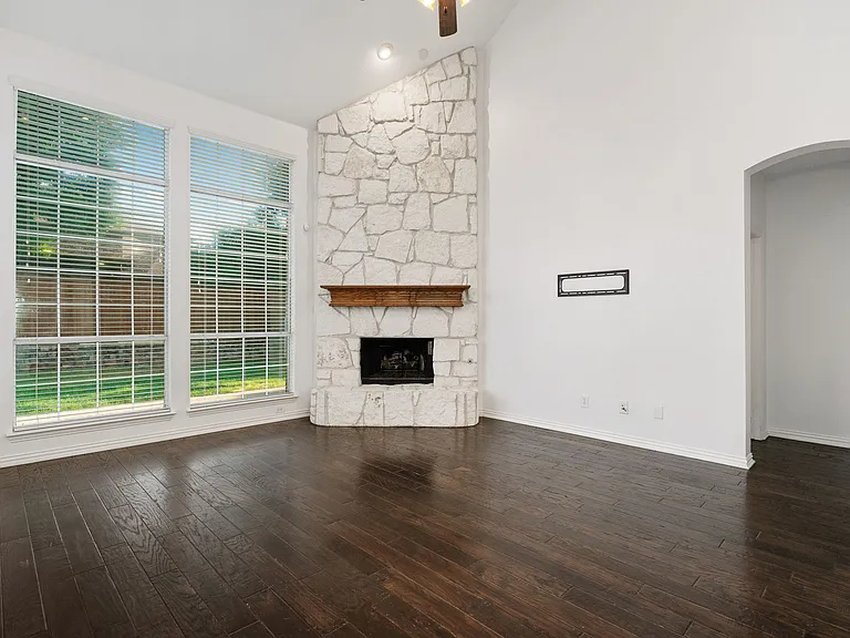 1181 Capital Dr — Photo 3