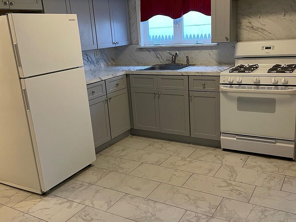 1st image of 168 Graham Ave Floor 1