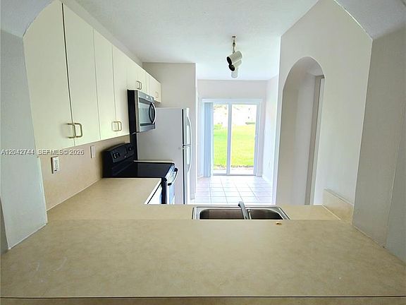 4th image of 3398 NE 9th Dr Unit 102