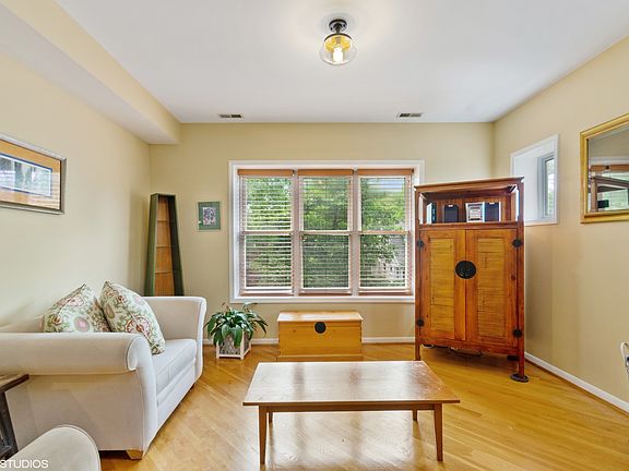 3rd image of 3220 W Leland Ave #2B
