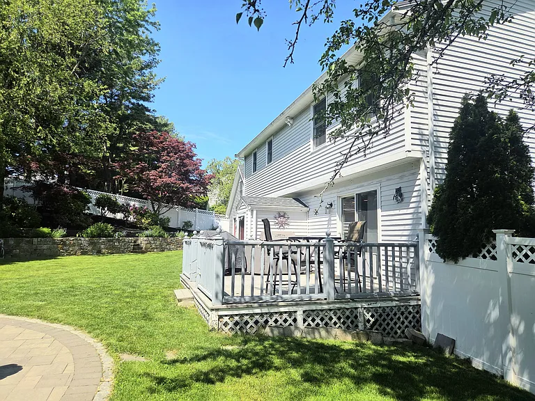10 Amanda Way — Photo 5